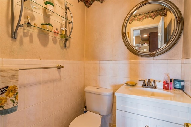 96 Lamped Loop Unit 2, New Springville, NY 10314 - bathroom with tile walls, toilet, vanity, and wainscoting