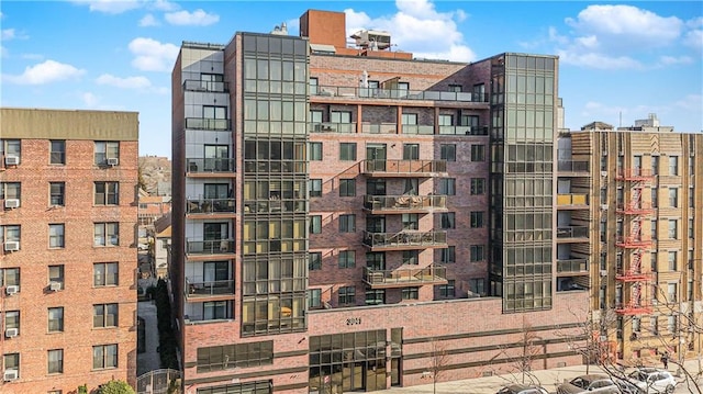 view of apartment building / complex