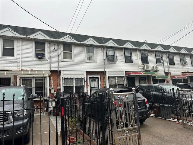 townhome / multi-family property featuring fence