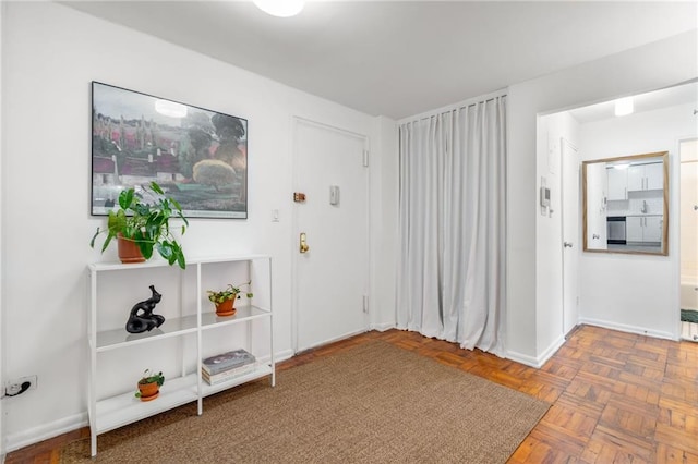 foyer entrance featuring baseboards