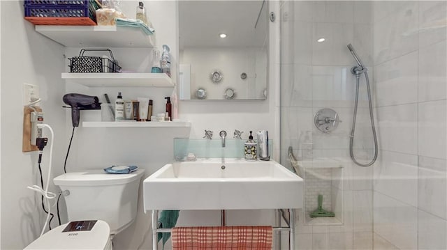 full bath featuring tiled shower and toilet