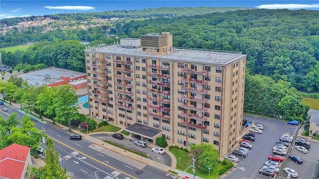 bird's eye view featuring a wooded view