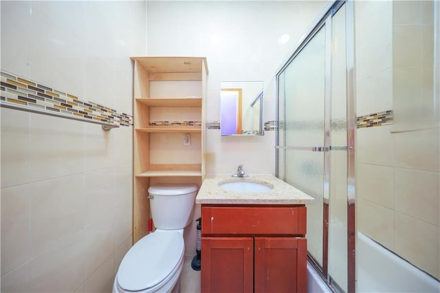 full bathroom with enclosed tub / shower combo, toilet, and vanity