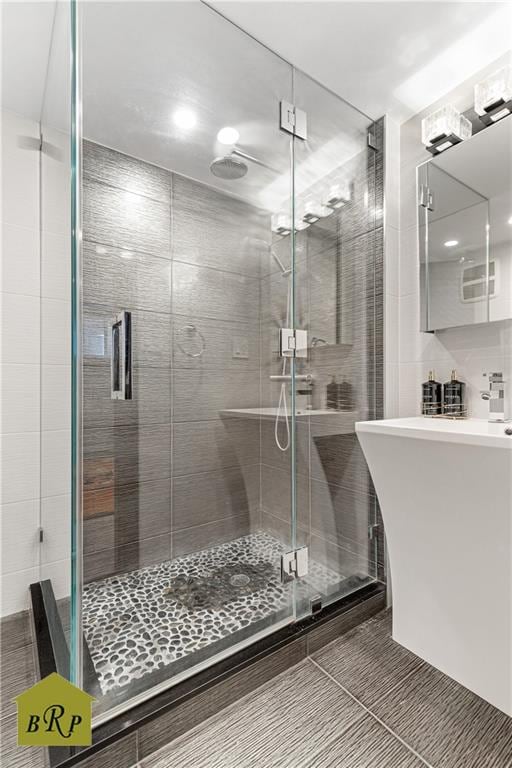 full bathroom featuring a shower stall