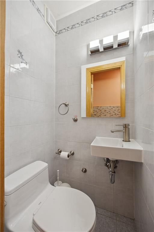 4640 Bedford Ave, Brooklyn, NY 11235 - bathroom featuring toilet, a sink, and tile walls