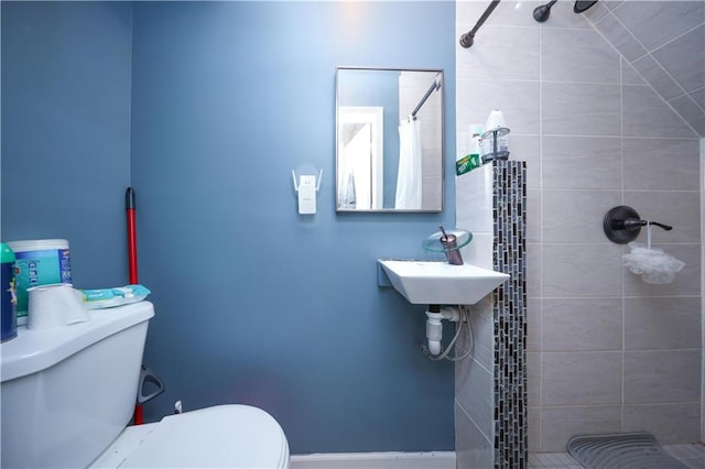 19 Ostrich Ct, Staten Island, NY 10309 - bathroom with tiled shower, toilet, and a sink