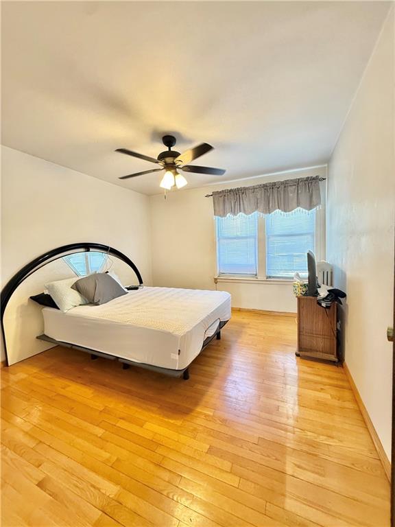bedroom featuring light wood-style floors and a ceiling fan