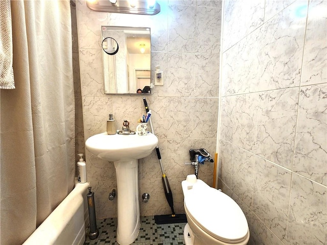 2626 Homecrest Ave Unit 3L, Brooklyn, NY 11235 - bathroom featuring shower / bath combo, tile walls, and a bidet