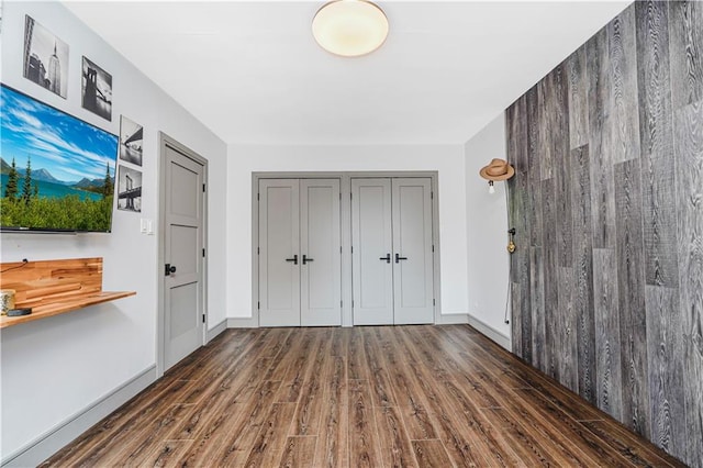9707 4th Ave Unit 4P, Brooklyn, NY 11209 - foyer entrance featuring wood finished floors and baseboards