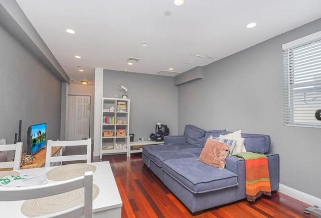 living area featuring baseboards, recessed lighting, wood finished floors, and visible vents