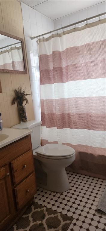 750 Warwick St, Brooklyn, NY 11207 - bathroom featuring toilet, vanity, and a shower with curtain