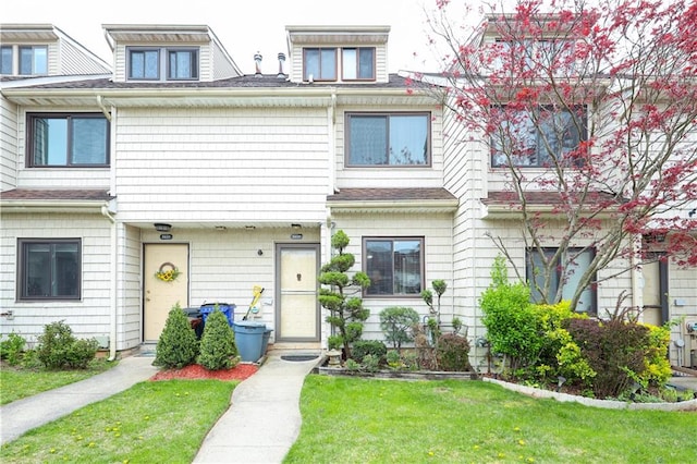 multi unit property featuring a front lawn