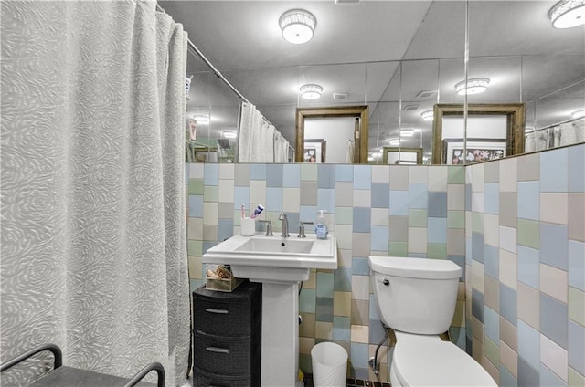 bathroom featuring a shower with shower curtain and toilet