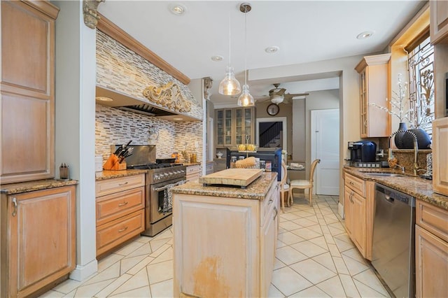 kitchen featuring a sink, stainless steel appliances, decorative backsplash, light tile patterned floors, and a kitchen island