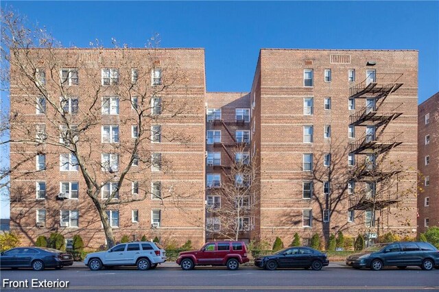 view of apartment building / complex