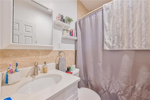 full bath featuring vanity, curtained shower, toilet, and tile walls