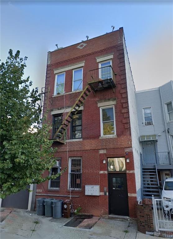 view of front facade featuring brick siding