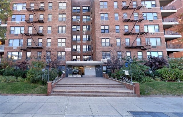 view of apartment building / complex