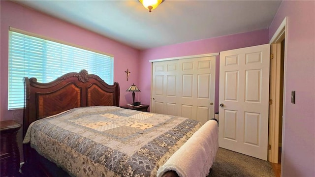 bedroom featuring carpet flooring and a closet