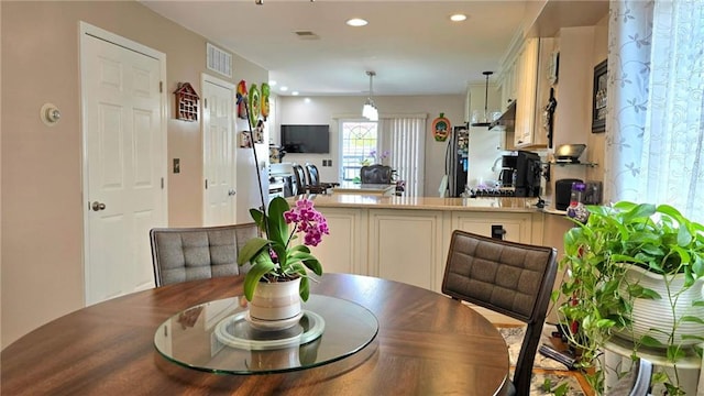 dining space with visible vents and recessed lighting