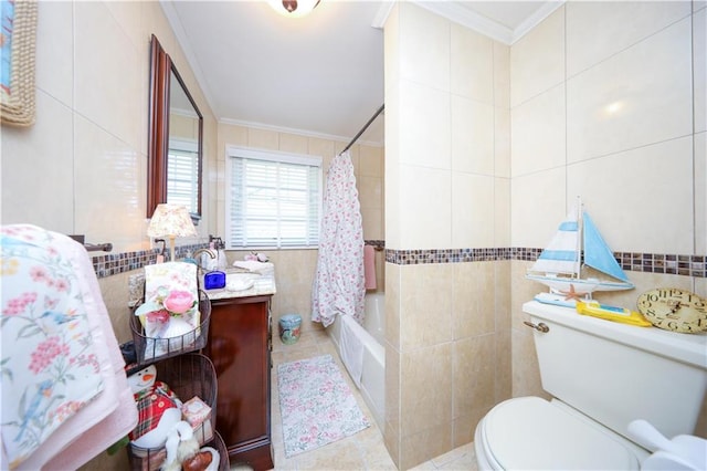 full bath with ornamental molding, shower / tub combo with curtain, toilet, and tile walls