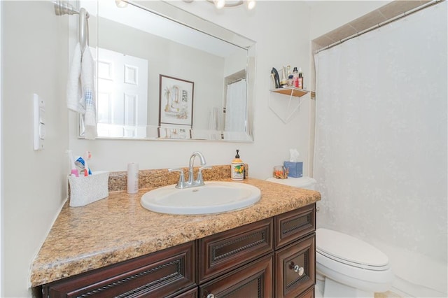 full bath featuring vanity, toilet, and a shower with curtain
