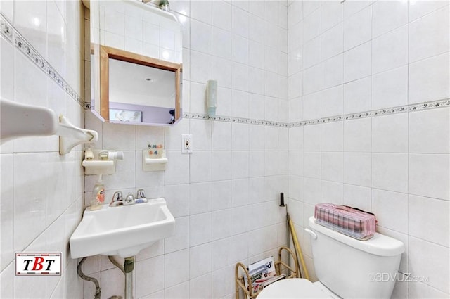 2052 E 28th St, Brooklyn, NY 11229 - half bath featuring tile walls and toilet