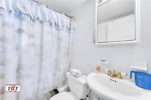 2052 E 28th St, Brooklyn, NY 11229 - full bath featuring a sink, tile walls, toilet, and shower / bath combo with shower curtain