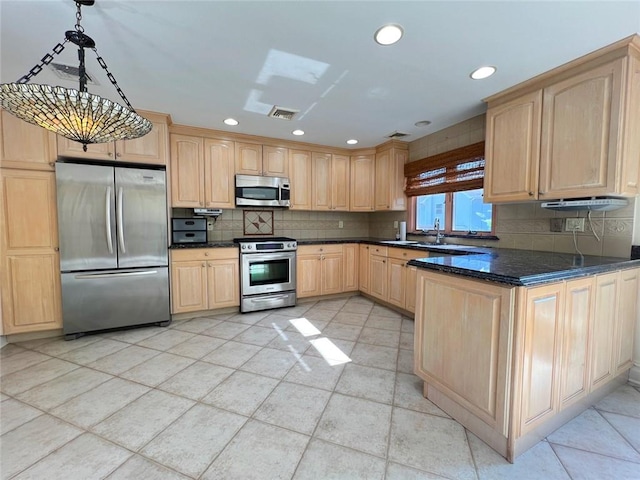 kitchen with stainless steel appliances, light brown cabinets, tasteful backsplash, a peninsula, and recessed lighting