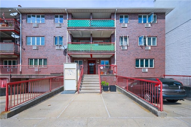 view of apartment building / complex