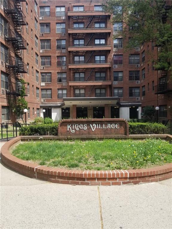 view of apartment building / complex