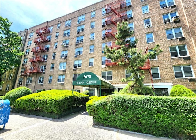 view of apartment building / complex