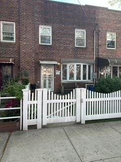 view of front facade featuring a fenced front yard