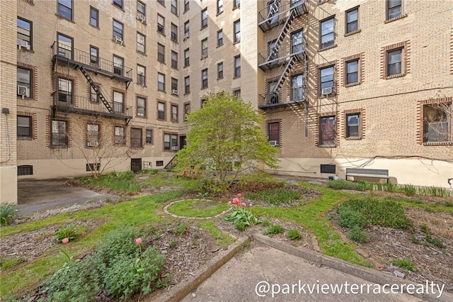 view of apartment building / complex