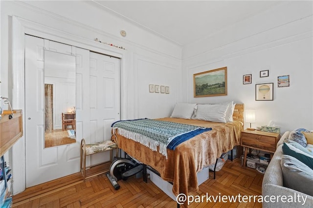 bedroom featuring a closet