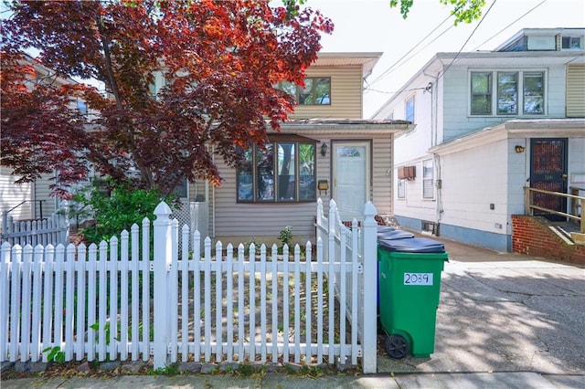 view of front of property with a fenced front yard