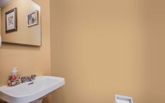 bathroom featuring a sink