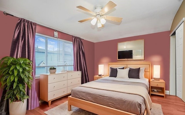 bedroom featuring light wood finished floors and ceiling fan