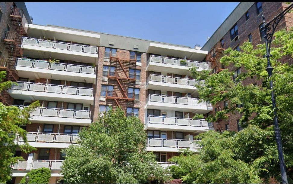 view of apartment building / complex
