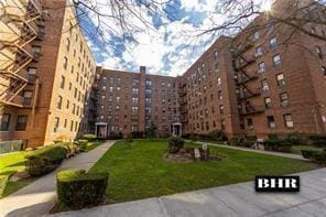 view of apartment building / complex