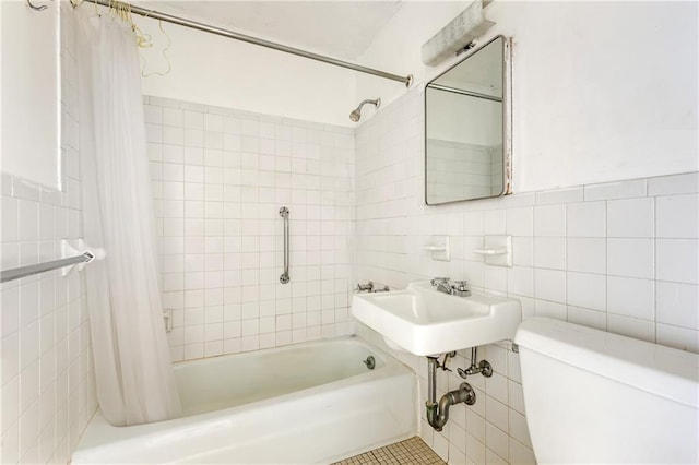 333 Pearl St Unit 8E, New York, NY 10038 - bathroom with tile walls and shower / tub combo with curtain