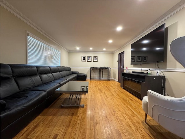 living room featuring crown molding, light wood finished floors, baseboards, and recessed lighting
