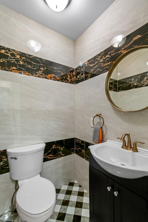 476 Hargold Ave, Staten Island, NY 10309 - bathroom featuring tile walls, vanity, and toilet
