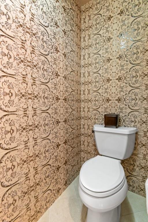 476 Hargold Ave, Staten Island, NY 10309 - bathroom featuring toilet, tile patterned flooring, and wallpapered walls