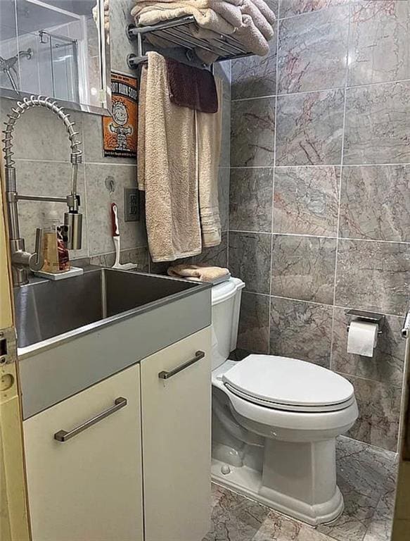 2054 Richomond Ave, New Springville, NY 10314 - bathroom with tile walls, toilet, and vanity