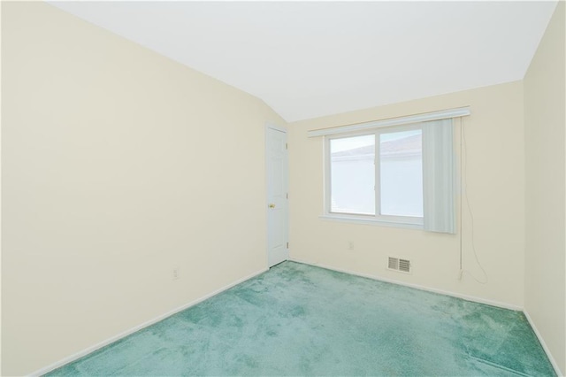 88 Jumel St, Staten Island, NY 10308 - empty room featuring vaulted ceiling and light carpet