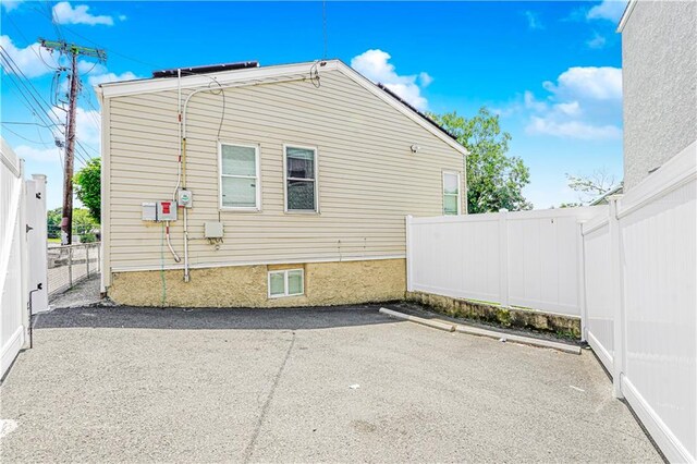 483 Van Duzer St, Staten Island, NY 10301 - view of side of home featuring a fenced backyard