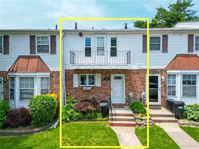 542 Golfview Ct Unit 1, Staten Island, NY 10314 - townhome / multi-family property with brick siding, a balcony, and a front lawn