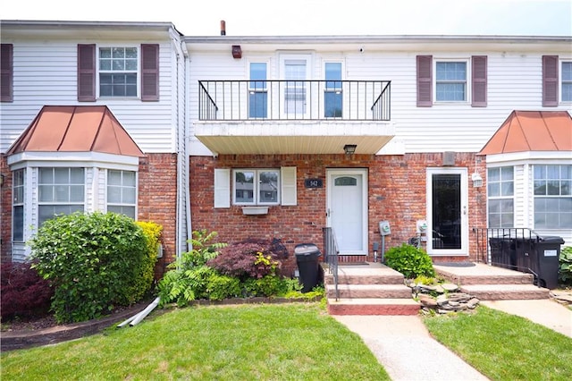 542 Golfview Ct Unit 1, Staten Island, NY 10314 - view of property featuring a balcony, brick siding, and a front lawn