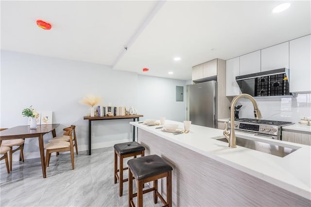 811 45th St Unit 5B, Brooklyn, NY 11220 - kitchen featuring freestanding refrigerator, a breakfast bar, modern cabinets, recessed lighting, and light countertops
